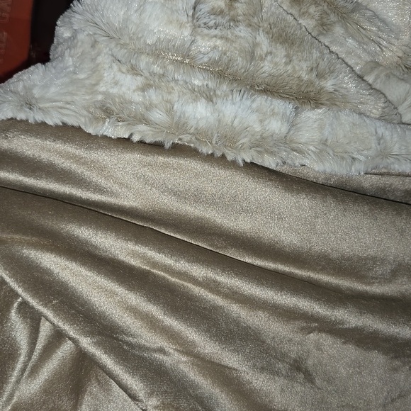 Pier 1 Imports Snow Leopard Throw Blanket - Picture 4 of 4